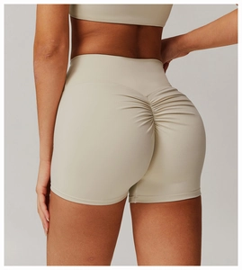 Détail arrière du short de yoga beige taille haute avec couture effet push-up fessier
