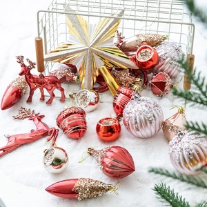 Set di decorazioni natalizie con renne rosse, palline colorate e stella dorata