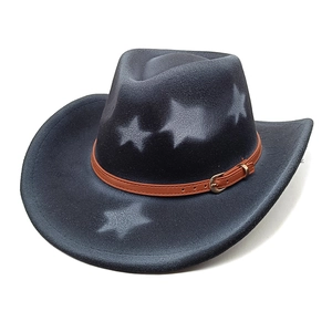 Détail d'un chapeau de cowboy gris foncé avec imprimé étoile et ceinture en cuir brun