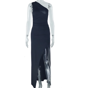 Detailansicht eines schwarzen One-Shoulder-Kleides mit Raffung und hohem Beinschlitz