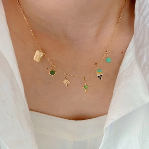 Collier avec pendentif cœur amazonite, chaîne dorée et breloques porté par un mannequin