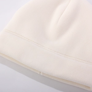 Detailansicht der cremefarbenen Fleece-Wintermütze mit hochwertigen Nähten und Textur