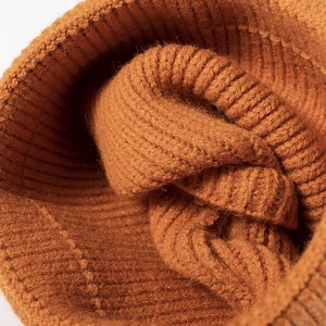 Bonnet en maille côtelée caramel épais pour femme avec texture hivernale et fil doux