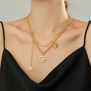 Collana a doppio strato in acciaio inossidabile dorato con pendenti a faccina e tondi