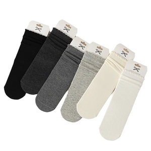 Set di sei paia di calze in cotone con volant in tonalità grigio, nero e bianco