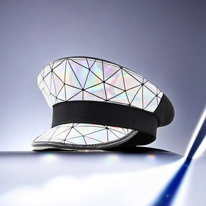 Dettagli della superficie in pelle PU olografica laser con motivi geometrici sul cappello