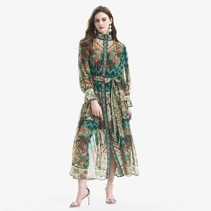 Grünes Paisley-Chiffonkleid mit Laternenärmeln und Gürtel für einen Vintage-Look