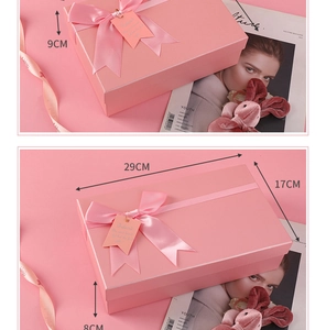 Detail view of pink gift boxes with ribbons and size markings showing 29x17x8cm dimensions