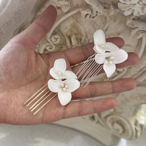 Elegant Bridal Hair Comb With White Ceramic Flower And Freshwater Pearls Handmade Alloy Hair Pin For Wedding Women