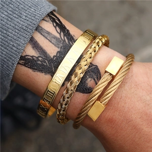 Dreiteiliges goldenes Punk-Titanstahl-Armbandset mit römischen Ziffern und geflochtener Textur