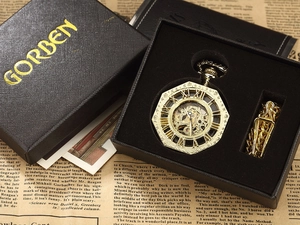 Dettaglio ravvicinato dell'orologio da tasca meccanico ottagonale dorato vintage nel box