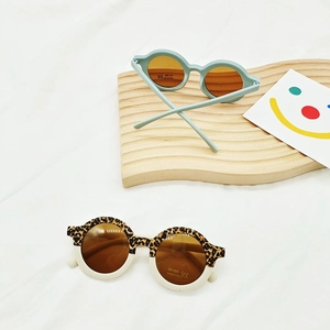 Detail of round frame leopard print kids sunglasses with UV400 and CE marking