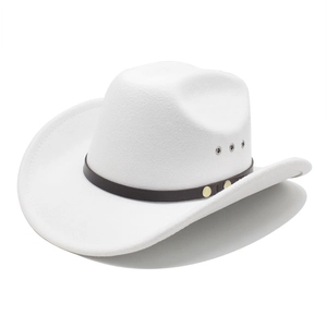 Détail du chapeau de cowboy blanc en feutre avec bande en cuir et œillets d'aération