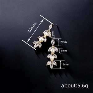 Elegante gouden druppeloorbellen met witte parels en edelstenen, 34mm lengte en 5,6g gewicht