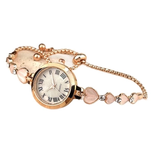 Montre bracelet coeur élégante en or rose avec accents cristal et cadran romain blanc