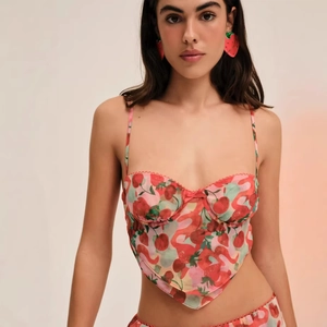 Completo estivo due pezzi con top corto stampa fragole e gonna coordinata chic