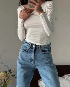 Spiegel-Selfie zeigt hellblaue gewaschene Wide-Leg-Jeans mit hohem Bund und weißem Oberteil