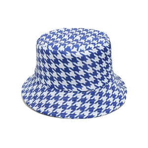 Dettaglio ravvicinato del motivo pied-de-poule blu e bianco su un cappello a secchiello