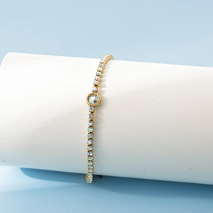 Détail macro du bracelet en acier inoxydable 18K avec pierre de zircone ronde