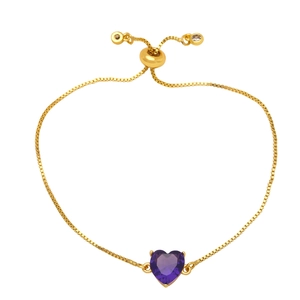 Dettaglio del bracciale a catena box regolabile con grande zircone viola a cuore