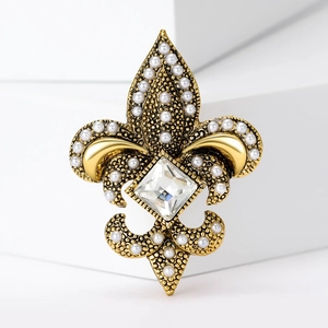Broche fleur-de-lis dorée vintage avec perles et grand cristal carré au centre