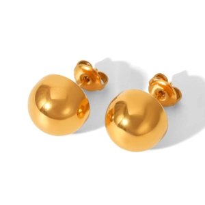 Detail van spiegelgepolijste gouden bolvormige oorbellen met vlindersluitingen