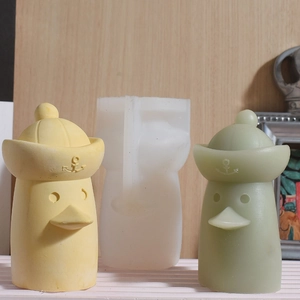 Detail der DIY-Silikonform mit einem Cartoon-Piratenvogel mit nautischem Anker-Hut