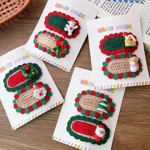 Nahaufnahme der handgestrickten Weihnachtsmann und Schneemann Haarklammern für Kinder