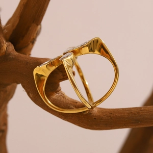Presentazione artistica di un anello a serpente in oro 18 carati con cristalli