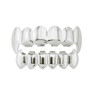 Set grillz dentali hip hop argentati con file superiore e inferiore su sfondo bianco