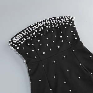 Vue détaillée de la robe de soirée bustier noire avec ornements de perles blanches
