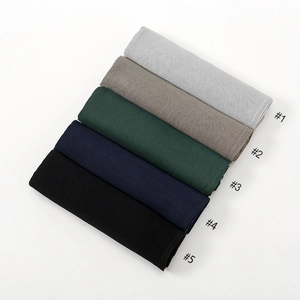 Detalle de hijabs de algodón modal suave en gris, taupe, verde, azul marino y negro