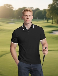 Détail de la texture du polo en maille piquée respirante avec col rayé sur un golf