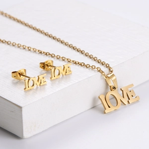 Parure de bijoux LOVE en acier titane doré avec collier à pendentif et boucles d'oreilles