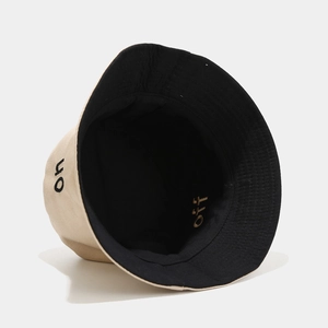Chapeau bob réversible bicolore beige et noir avec broderie ON et OFF pour le soleil