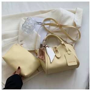 Détails du sac seau jaune clair avec motif litchi, fermoir doré et foulard en soie