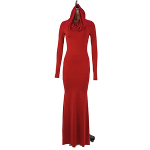 Abito lungo rosso aderente con cappuccio, maniche lunghe ed elegante orlo a sirena