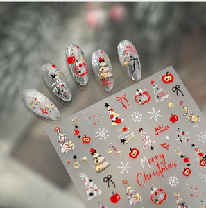 Vue détaillée d'autocollants nail art de Noël avec motifs pomme rouge et sapin