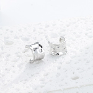 Detail view of s925 sterling silver C-shaped hoop earrings with hammered texture on stone