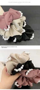 Détail de chouchous en satin avec perles nacrées en rose, beige et noir