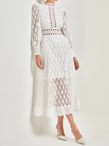 Elegantes weißes Maxikleid mit Spitzenstickerei, langen Ärmeln und Hohltaillendetail