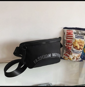 Détail du sac banane étanche noir avec imprimé fashion et bandoulière réglable de près