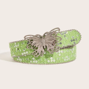 Détail de la boucle papillon argentée sur une ceinture vert clair à paillettes