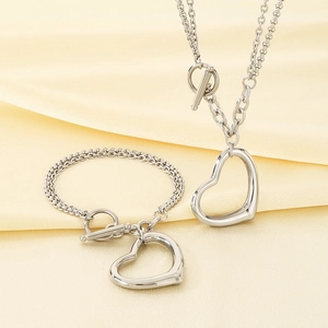 Ensemble collier et bracelet à chaîne en O avec pendentifs cœur évidé et fermoir à bascule