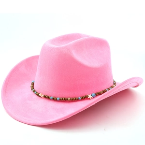 Detail eines rosa Wildleder-Cowboyhuts mit Boho-Perlenband und Seestern-Dekor