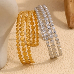Minimalist three-row hammered disc open bangle in 18K gold and silver stainless steel