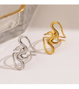 Bagues abstraites en métal liquide ondulé finitions or et argent sur fond beige