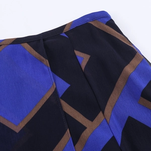 Donkerblauwe en bruine chiffon midi-rok met geometrische print en een onregelmatige zoom