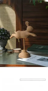 Sculpture de lapin artistique marron argile sur socle rond pour décoration de table