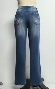 Detail der strapazierten Gesäßtaschen und abgenutzten Denim-Textur bei blauen Jeans